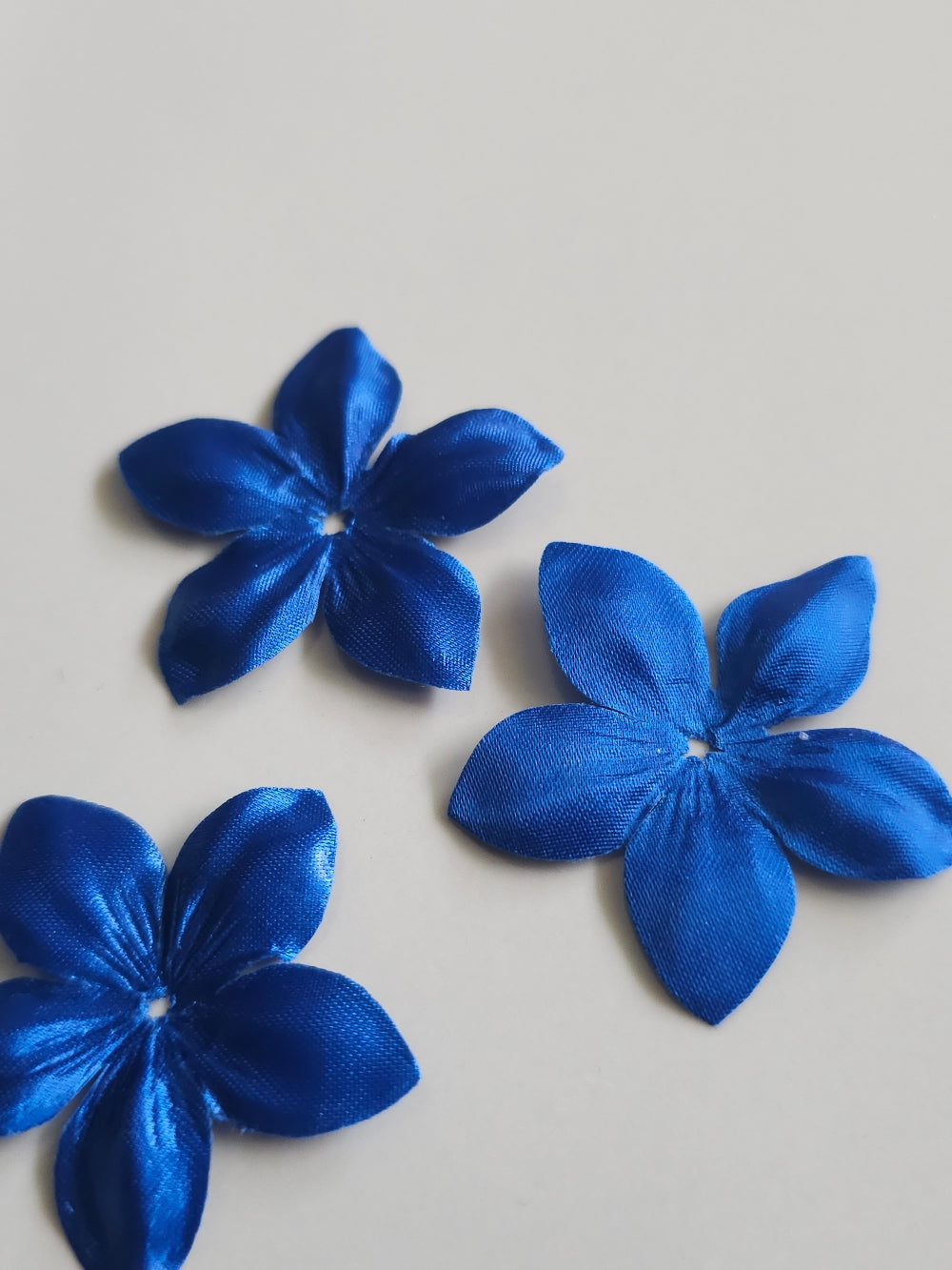 3 fleurs en satin de soie 4,3 cm bleu-roi pour bijoux mariage, scrapbooking, carterie, couture