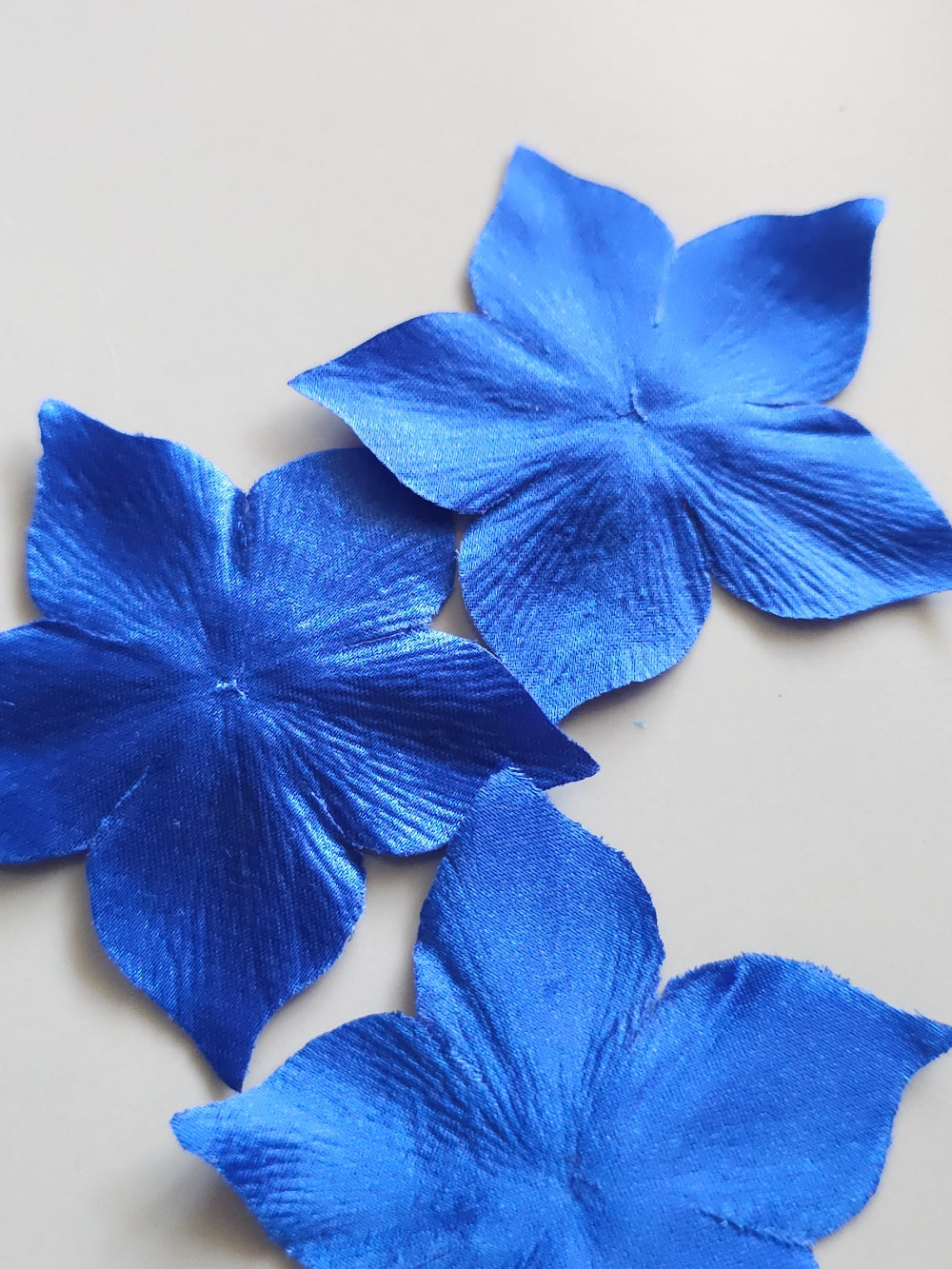 3 fleurs en satin de soie bleu roi pour bijoux mariage, scrapbooking, carterie, couture