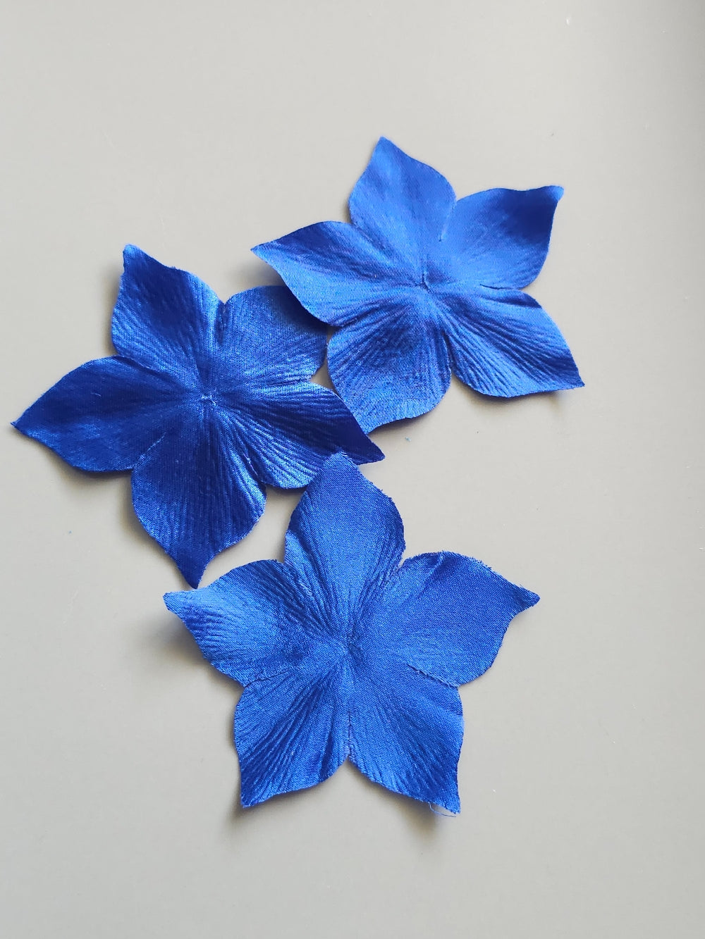 3 fleurs en satin de soie bleu roi pour bijoux mariage, scrapbooking, carterie, couture