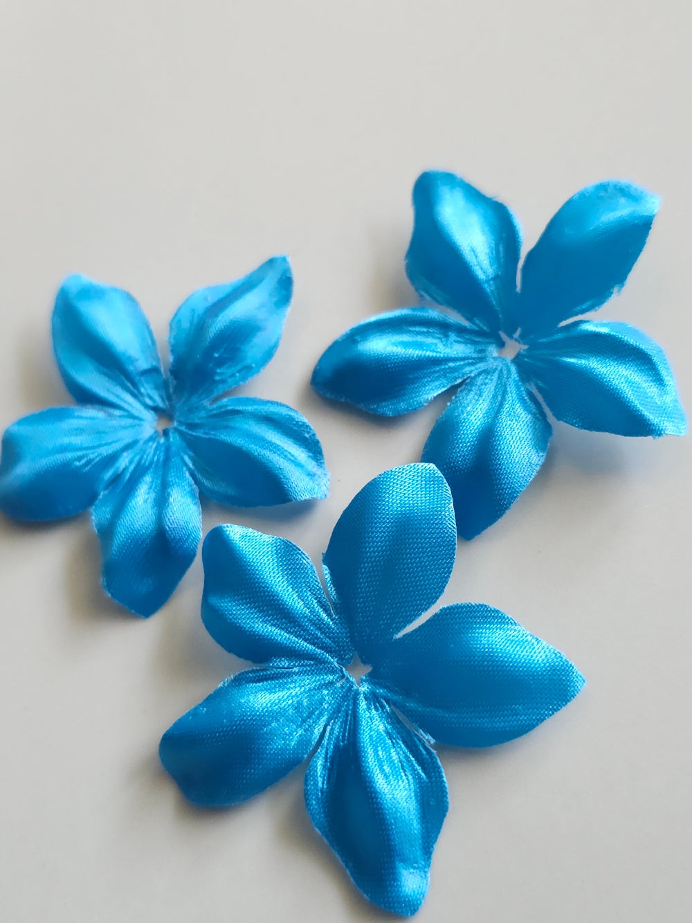 3 fleurs en satin de soie 4,3 cm bleu turquoise pour bijoux mariage, scrapbooking, carterie, couture