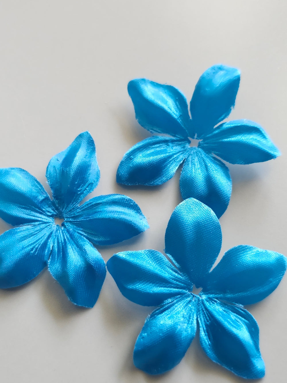 3 fleurs en satin de soie 4,3 cm bleu turquoise pour bijoux mariage, scrapbooking, carterie, couture