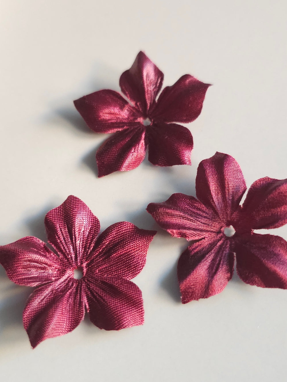 3 fleurs en satin de soie 3,5 cm bordeaux pour bijoux mariage, scrapbooking, carterie, couture
