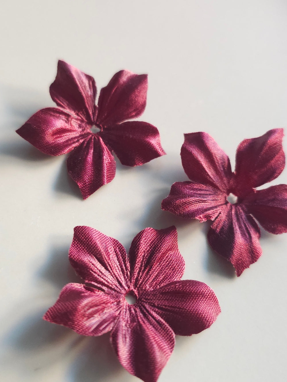 3 fleurs en satin de soie 3,5 cm bordeaux pour bijoux mariage, scrapbooking, carterie, couture