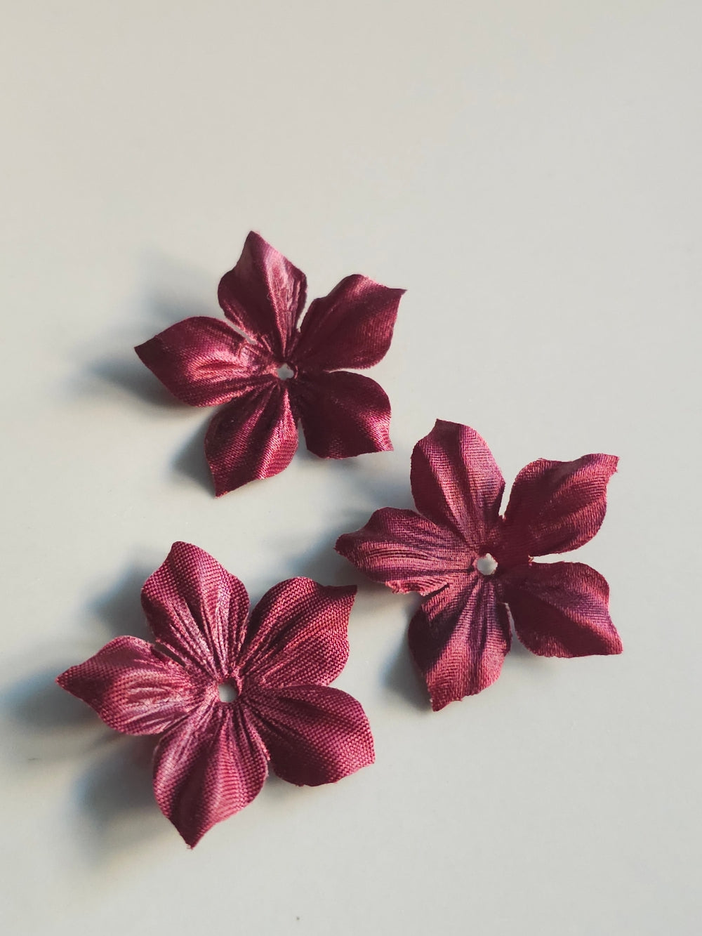 3 fleurs en satin de soie 3,5 cm bordeaux pour bijoux mariage, scrapbooking, carterie, couture