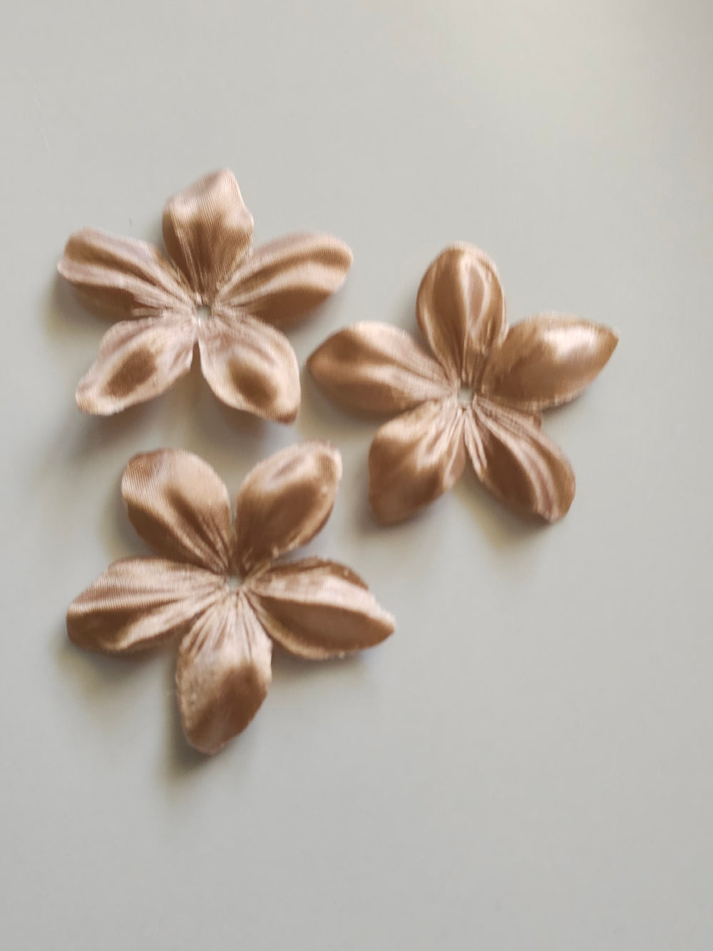 3 fleurs en satin de soie 4,3 cm cappuccino pour bijoux mariage, scrapbooking, carterie, couture