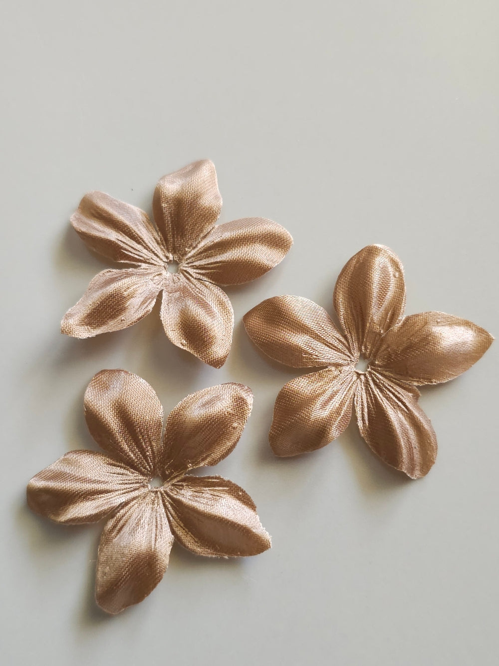 3 fleurs en satin de soie 4,3 cm cappuccino pour bijoux mariage, scrapbooking, carterie, couture