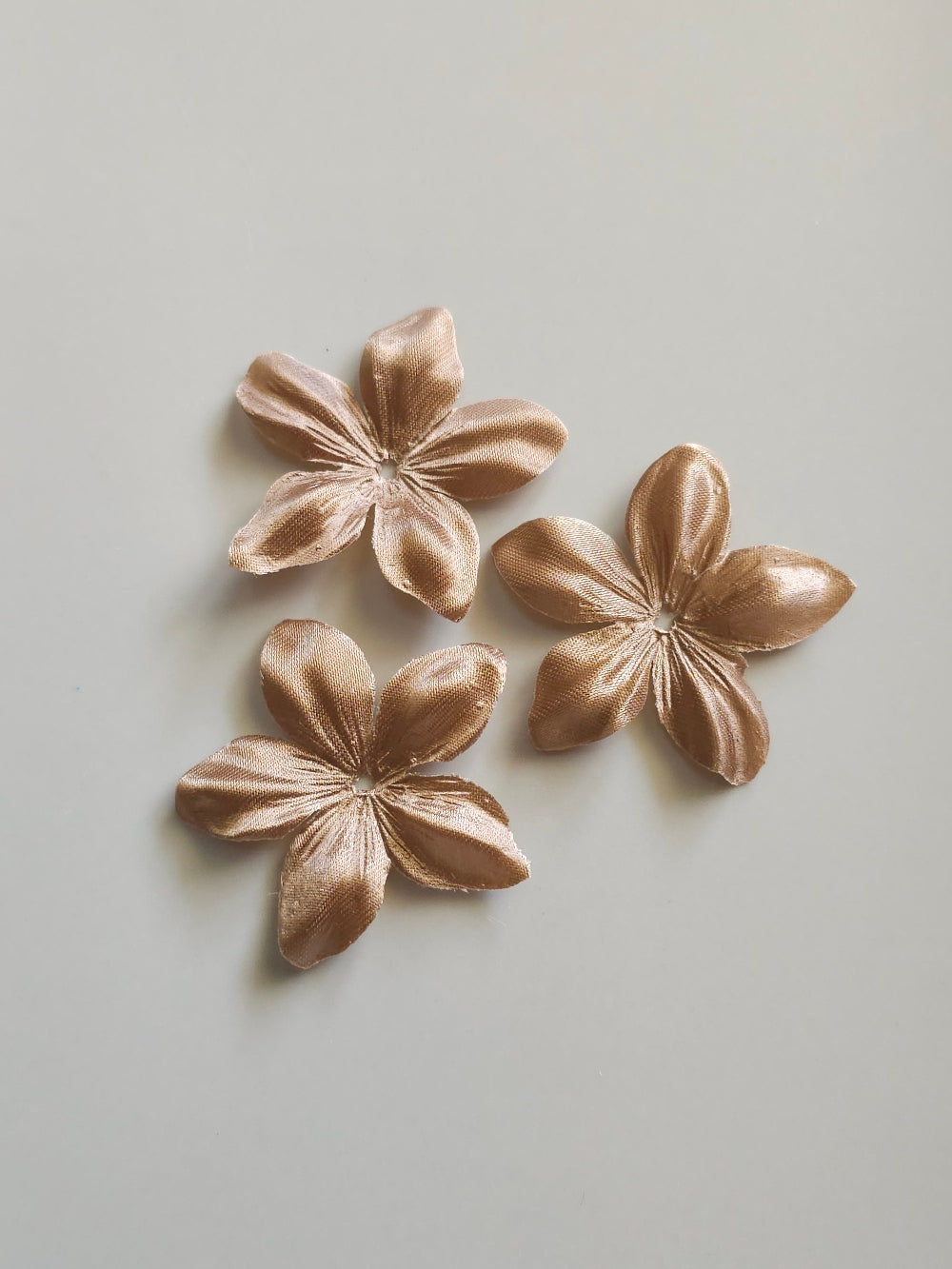 3 fleurs en satin de soie 4,3 cm cappuccino pour bijoux mariage, scrapbooking, carterie, couture