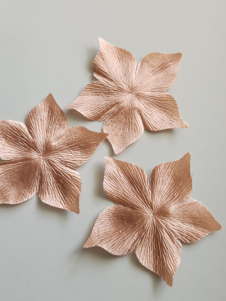 3 fleurs en satin de soie cappuccino pour bijoux mariage, scrapbooking, carterie, couture