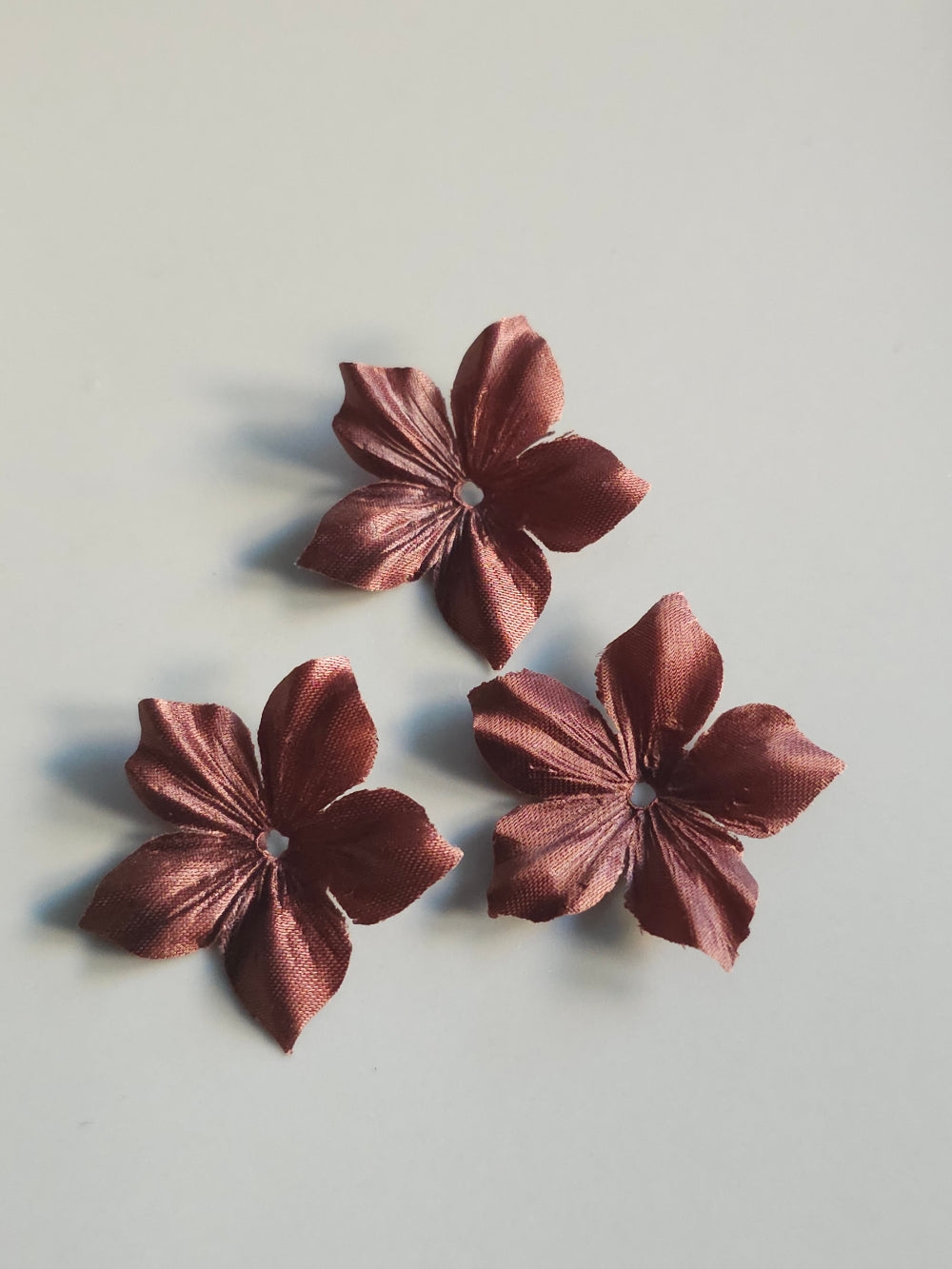 3 fleurs en satin de soie 3,5 cm marron chocolat pour bijoux mariage, scrapbooking, carterie, couture