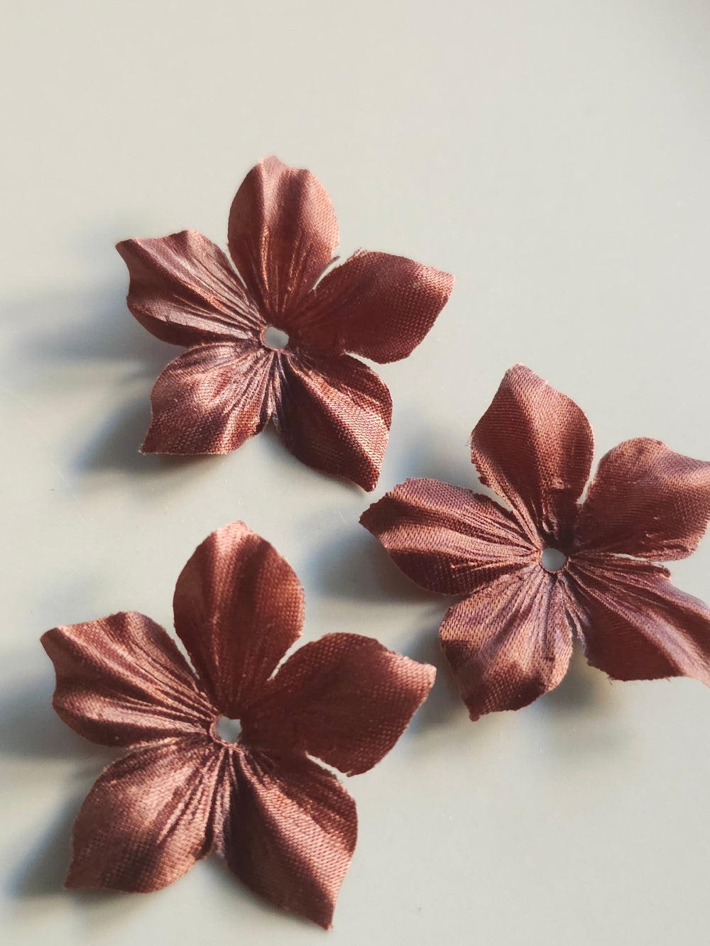 3 fleurs en satin de soie 3,5 cm marron chocolat pour bijoux mariage, scrapbooking, carterie, couture