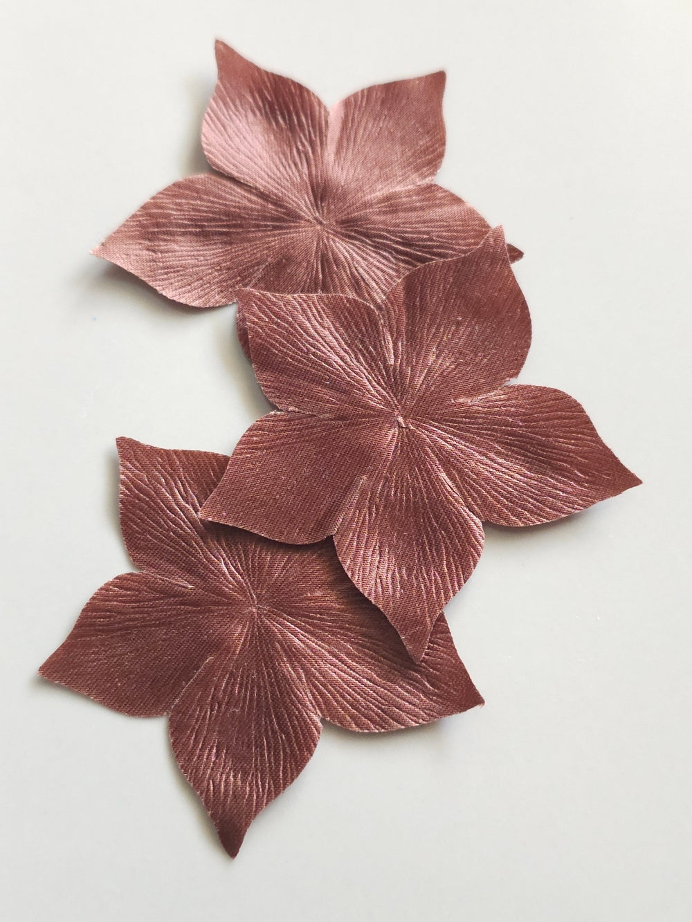 3 fleurs en satin de soie chocolat pour bijoux mariage, scrapbooking, carterie, couture