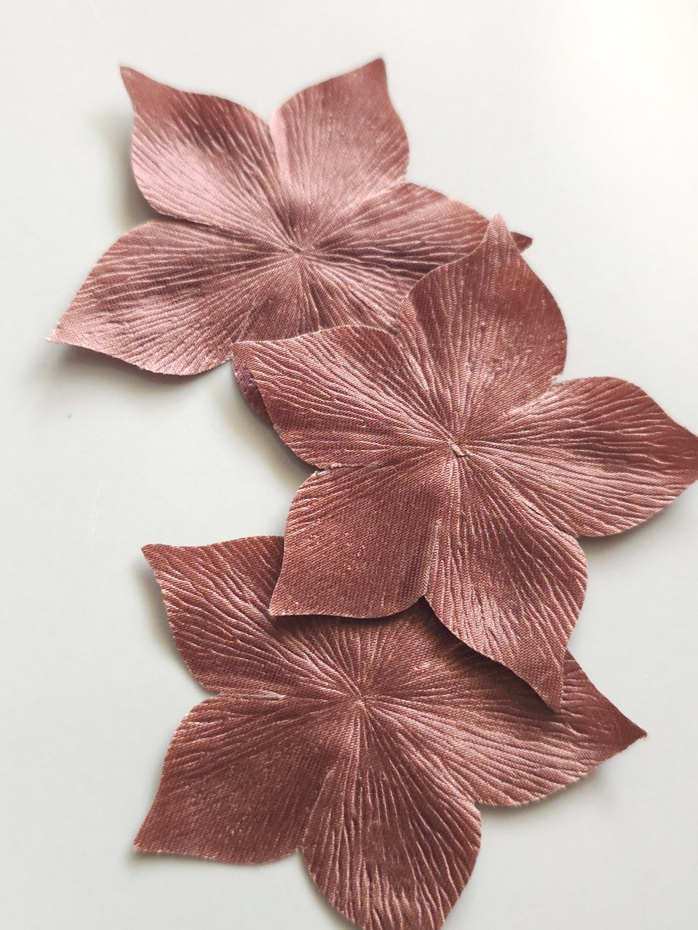 3 fleurs en satin de soie chocolat pour bijoux mariage, scrapbooking, carterie, couture