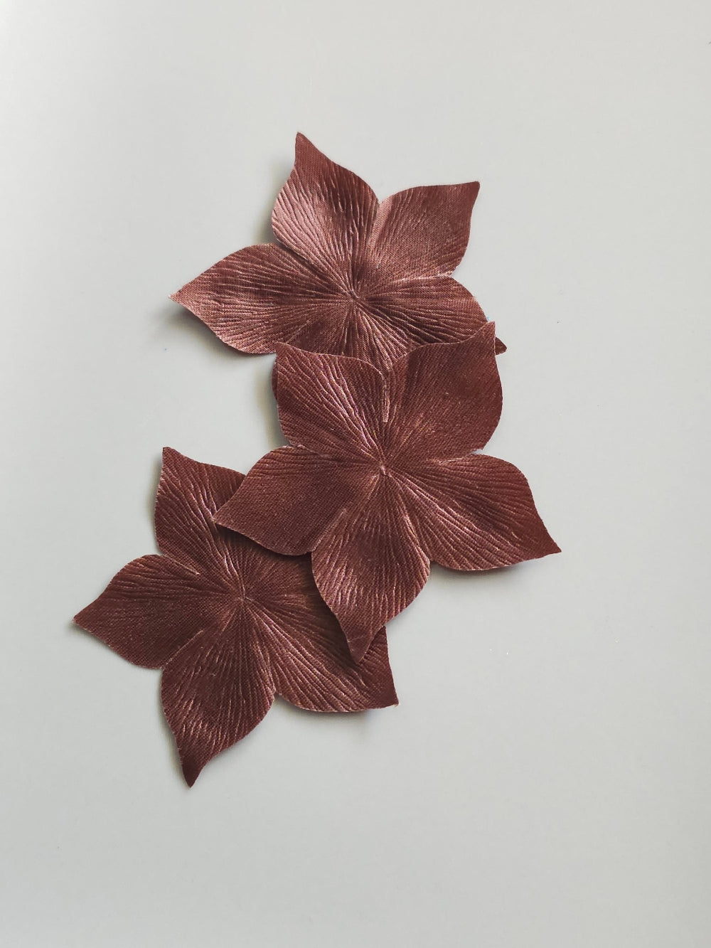 3 fleurs en satin de soie chocolat pour bijoux mariage, scrapbooking, carterie, couture