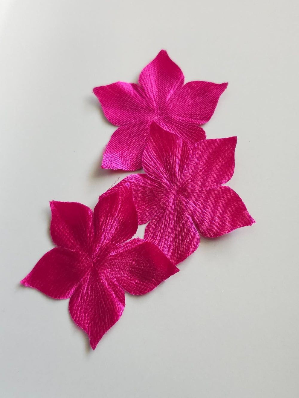 3 fleurs en satin de soie fuchsia pour bijoux mariage, scrapbooking, carterie, couture