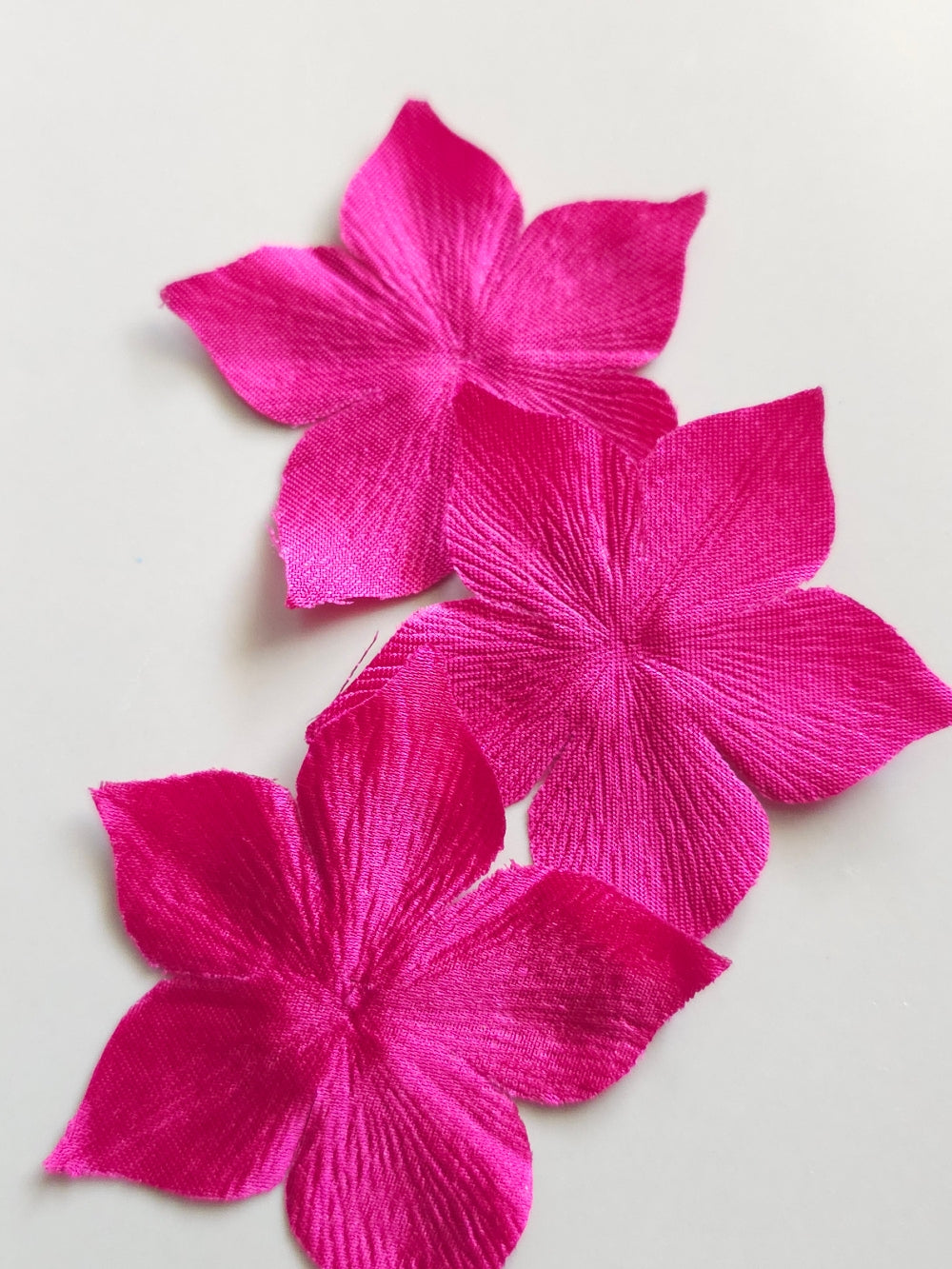 3 fleurs en satin de soie fuchsia pour bijoux mariage, scrapbooking, carterie, couture