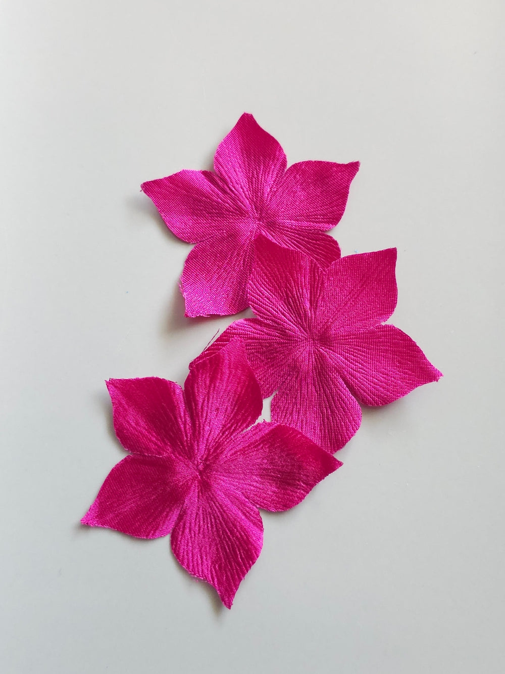 3 fleurs en satin de soie fuchsia pour bijoux mariage, scrapbooking, carterie, couture