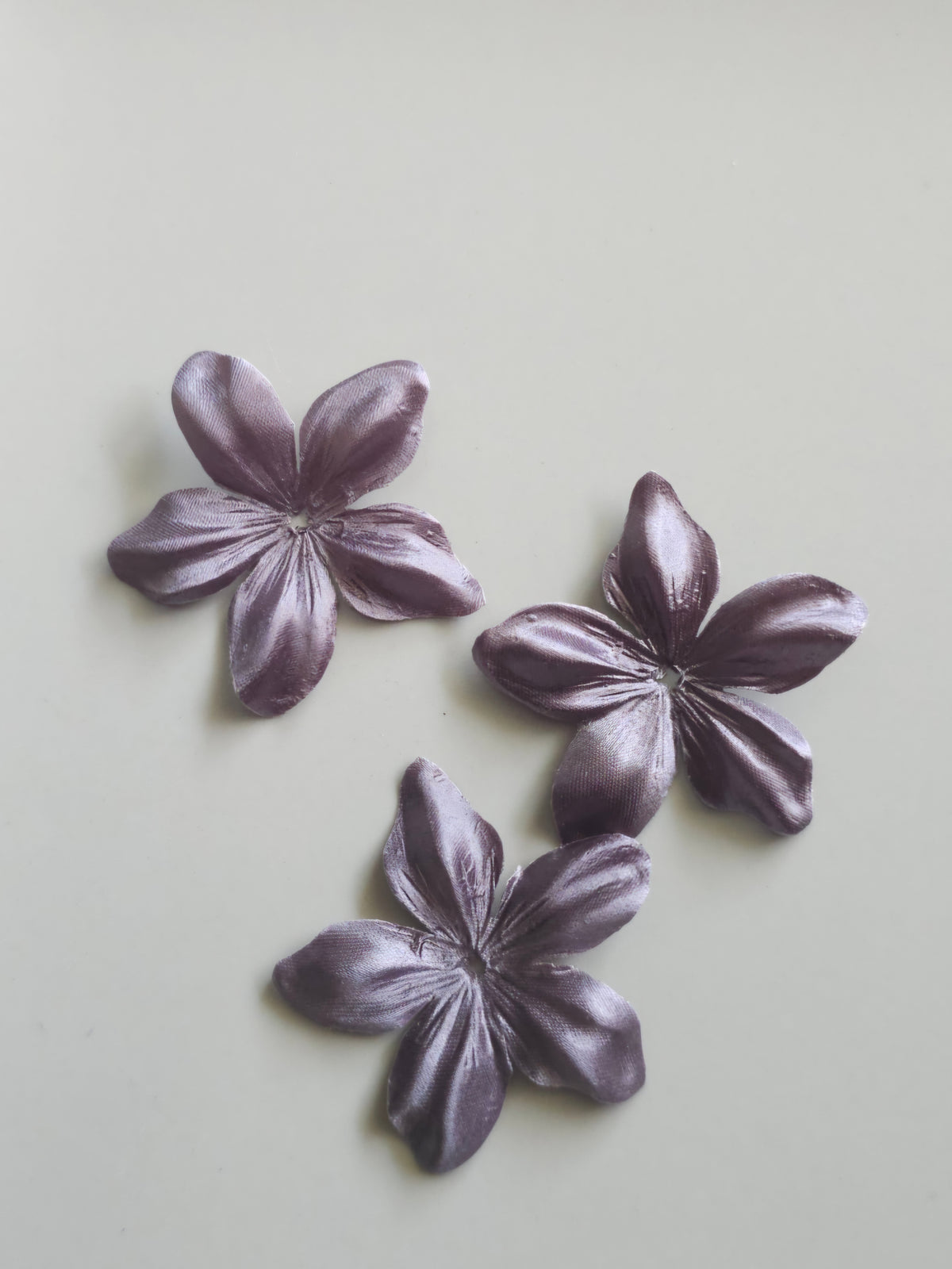 3 fleurs en satin de soie 4,3 cm gris pour bijoux mariage, scrapbooking, carterie, couture