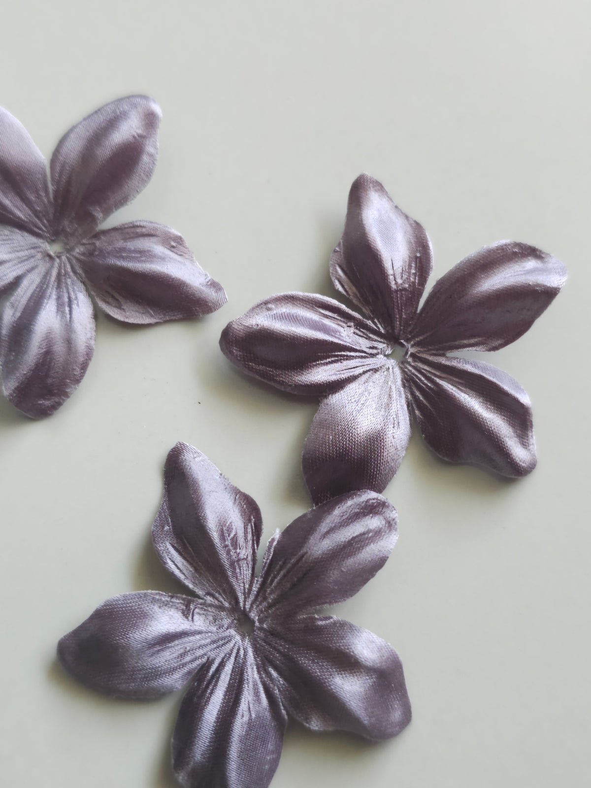 3 fleurs en satin de soie 4,3 cm gris pour bijoux mariage, scrapbooking, carterie, couture