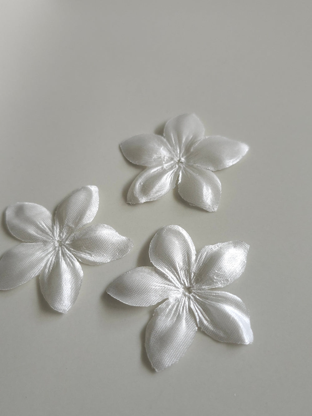 3 fleurs en satin de soie 4,3 cm ivoire pour bijoux mariage, scrapbooking, carterie, couture