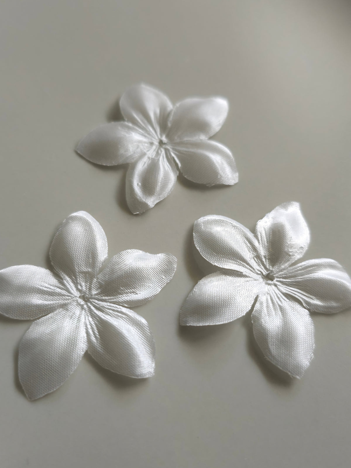 3 fleurs en satin de soie 4,3 cm ivoire pour bijoux mariage, scrapbooking, carterie, couture