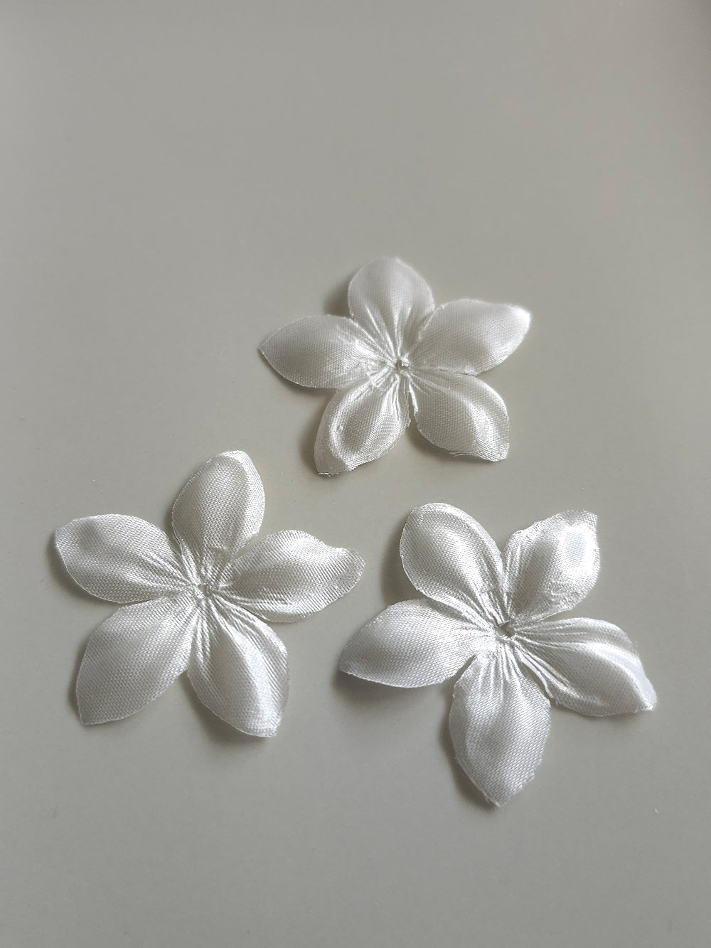 3 fleurs en satin de soie 4,3 cm ivoire pour bijoux mariage, scrapbooking, carterie, couture