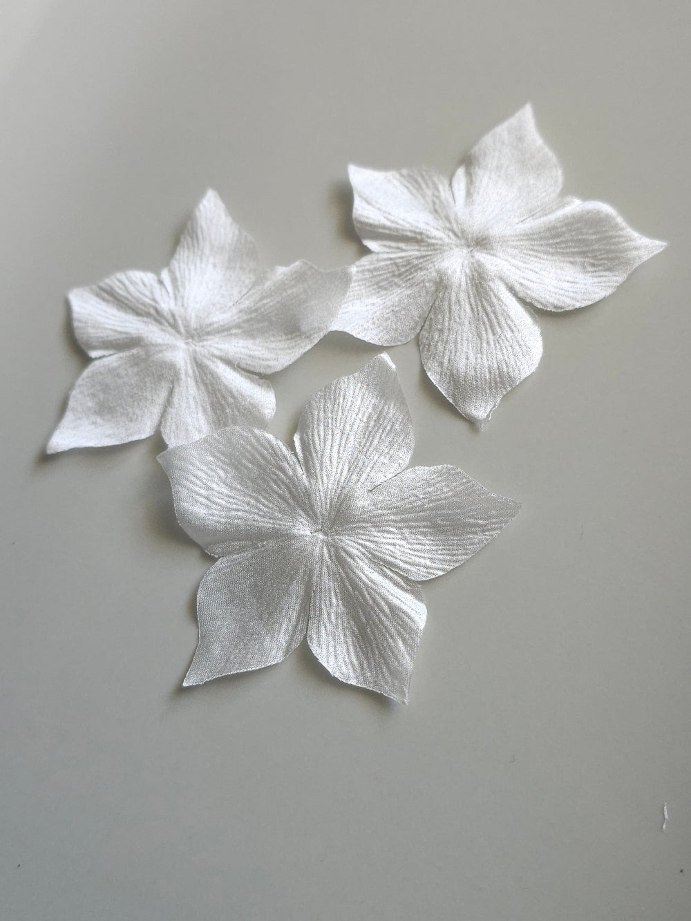 3 fleurs en satin de soie ivoire pour bijoux mariage, scrapbooking, carterie, couture