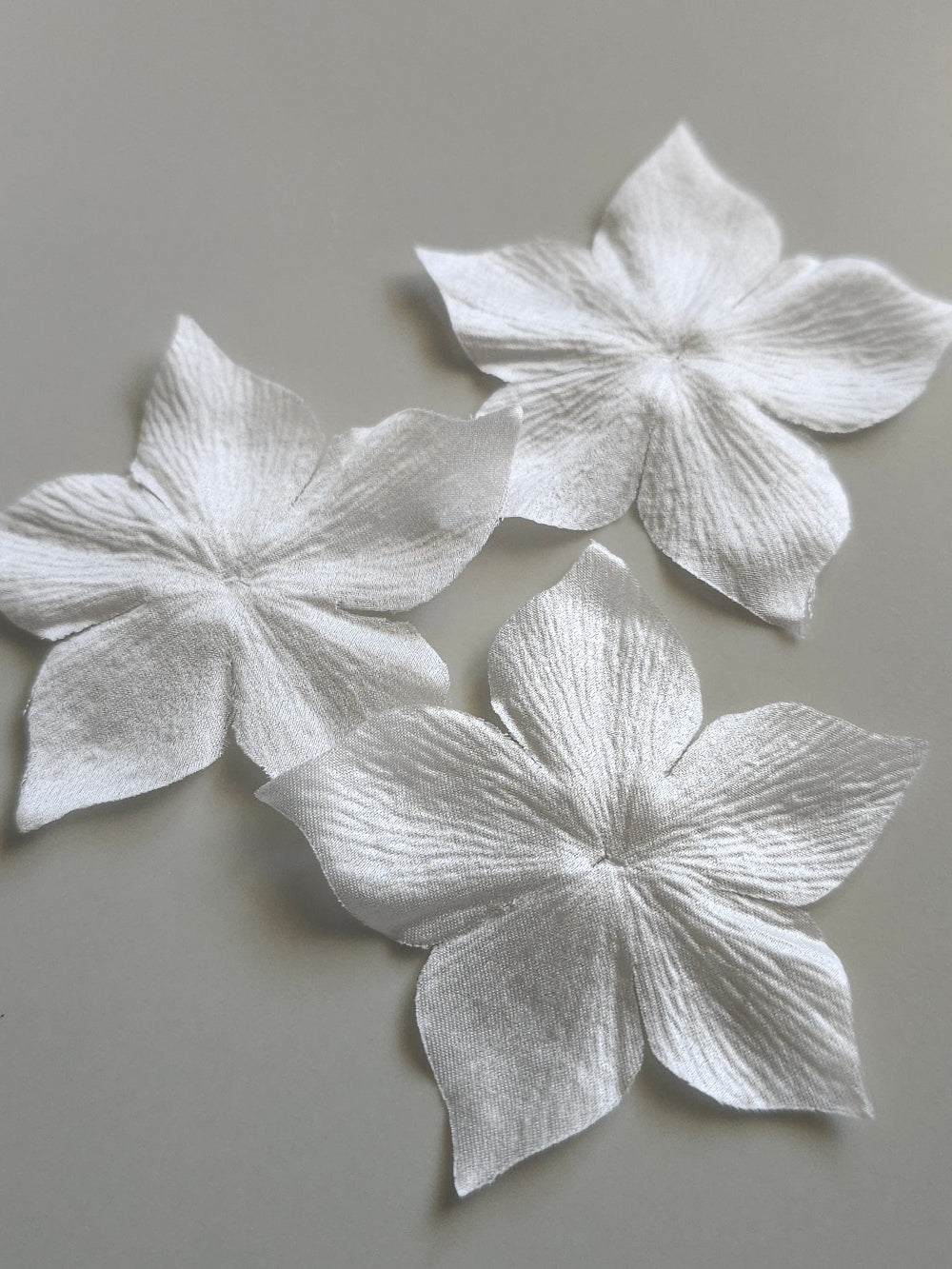 3 fleurs en satin de soie ivoire pour bijoux mariage, scrapbooking, carterie, couture
