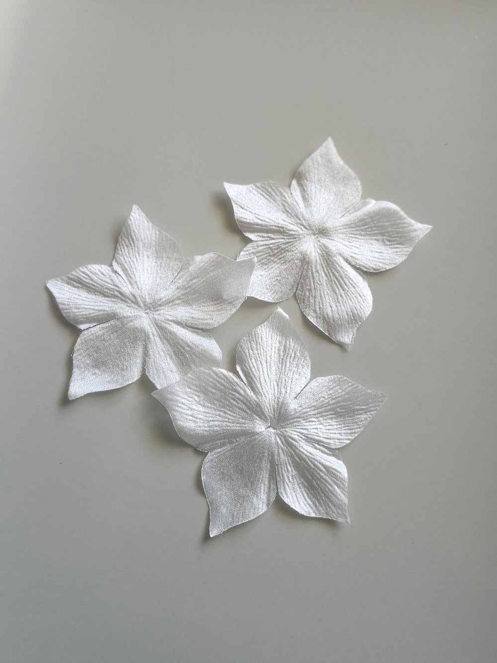 3 fleurs en satin de soie ivoire pour bijoux mariage, scrapbooking, carterie, couture