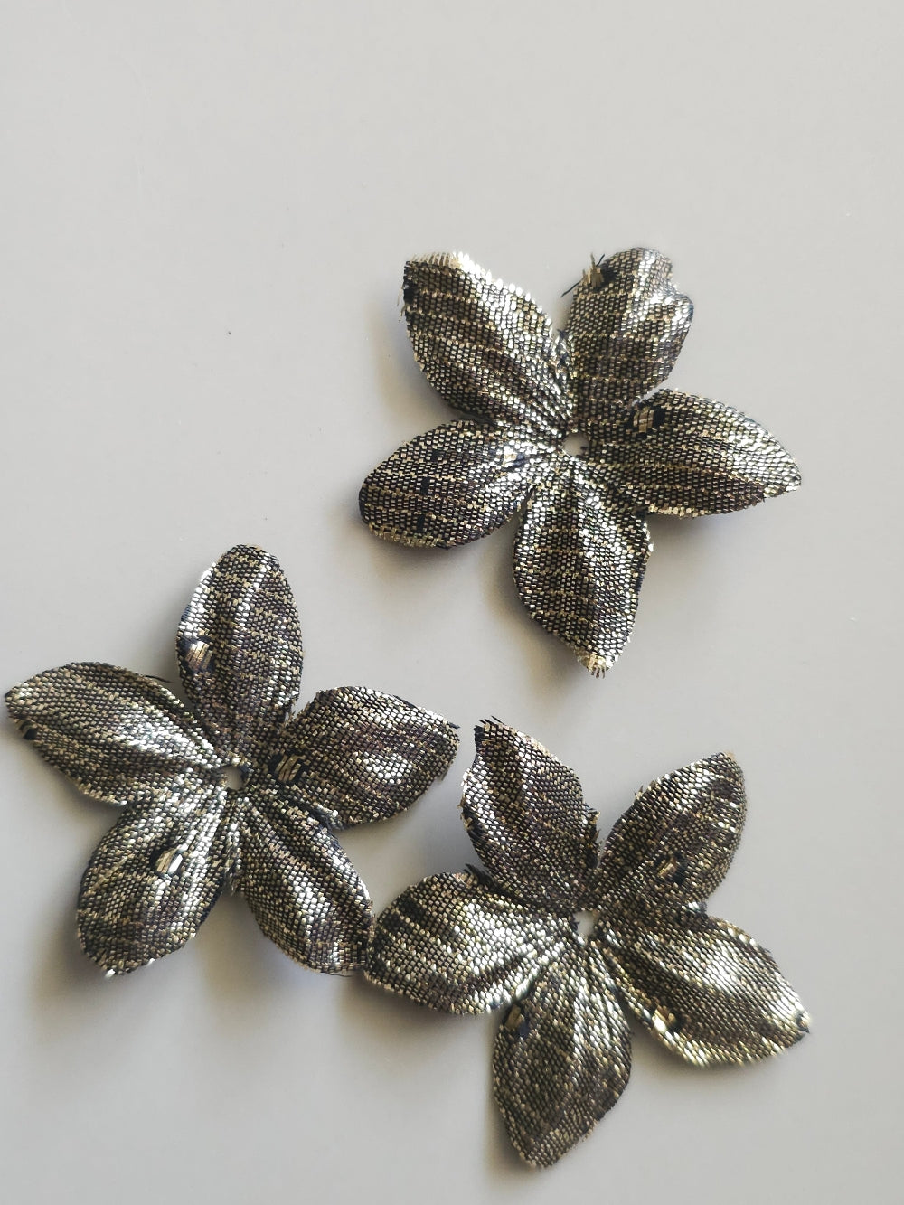 3 fleurs en satin de soie 4,3 cm lamé or pour bijoux mariage, scrapbooking, carterie, couture