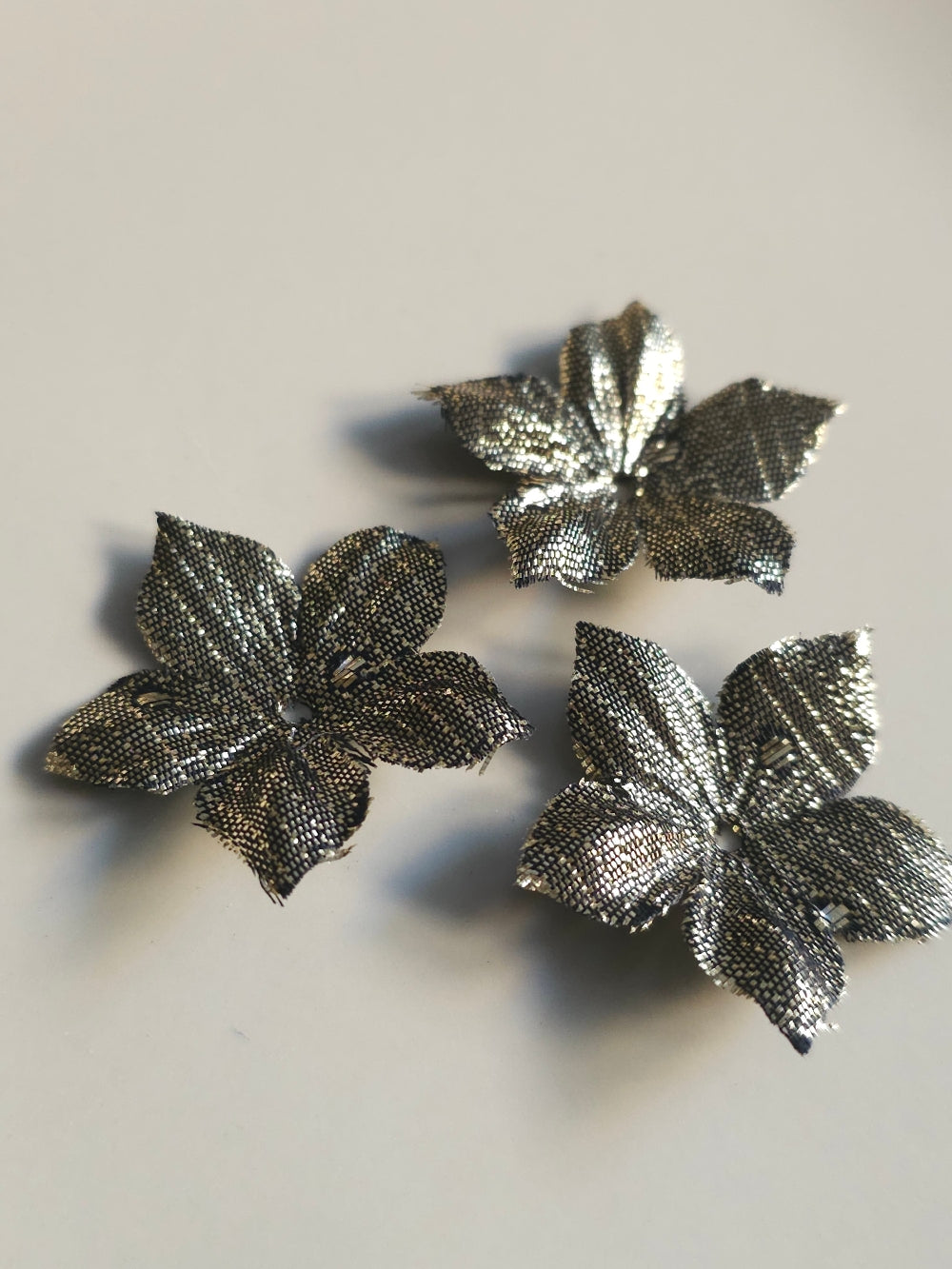 3 fleurs en satin de soie 3,5 cm lamé or à pois pour bijoux mariage, scrapbooking, carterie, couture