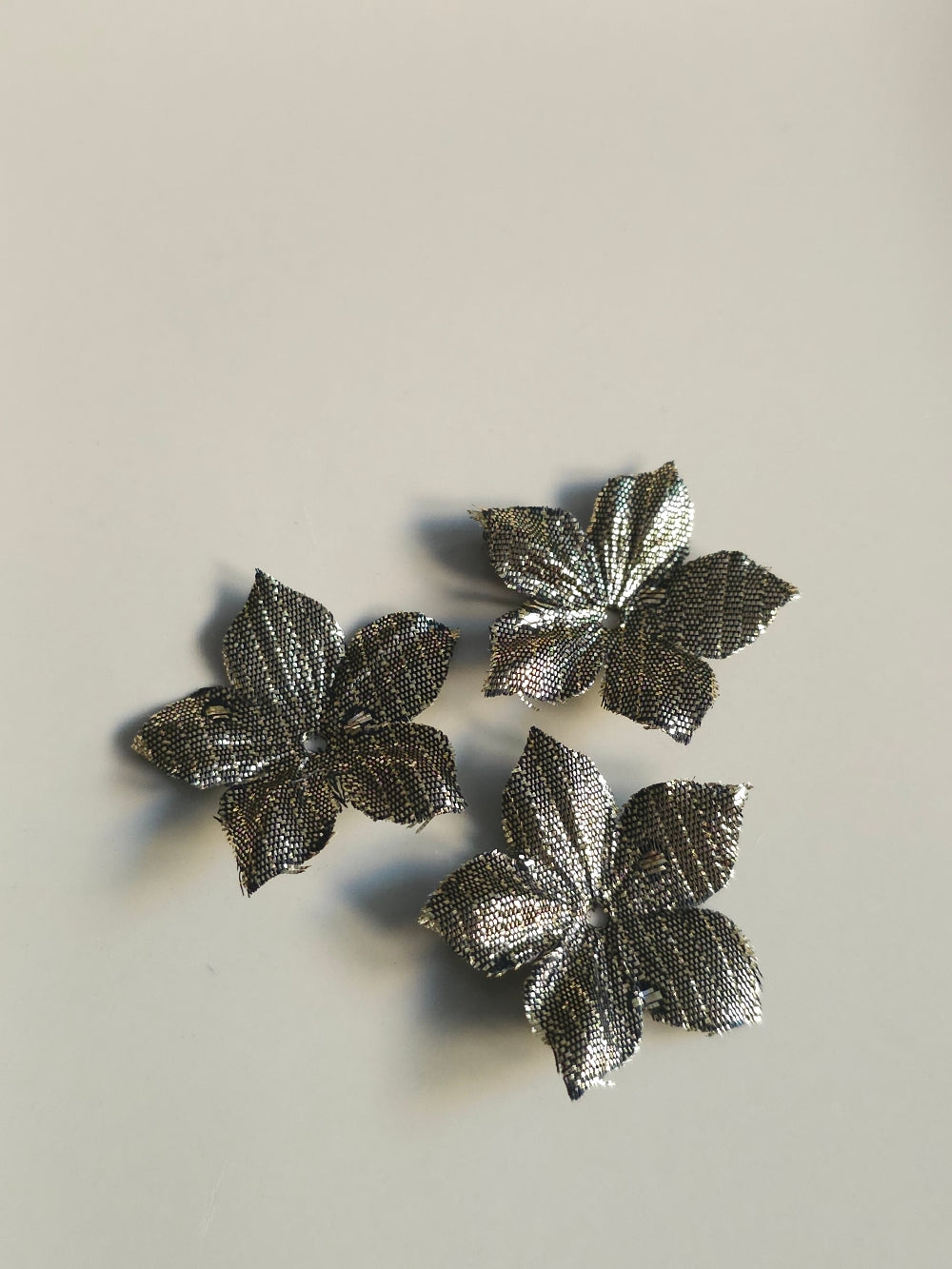 3 fleurs en satin de soie 3,5 cm lamé or à pois pour bijoux mariage, scrapbooking, carterie, couture