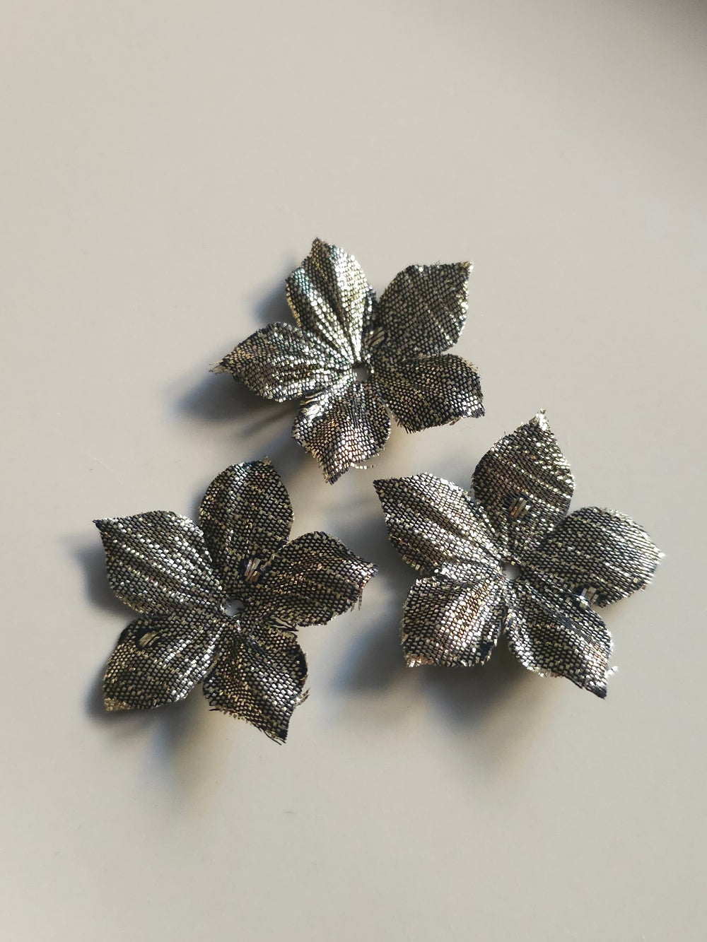 3 fleurs en satin de soie 3,5 cm lamé or à pois pour bijoux mariage, scrapbooking, carterie, couture