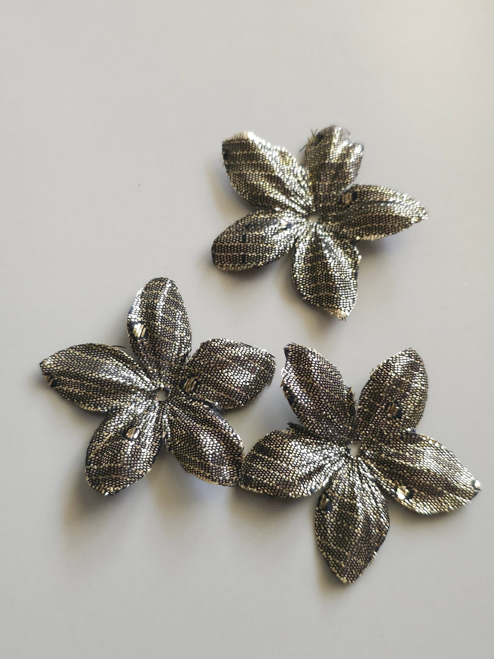3 fleurs en satin de soie 4,3 cm lamé or pour bijoux mariage, scrapbooking, carterie, couture