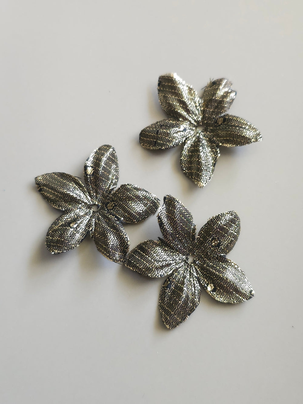 3 fleurs en satin de soie 4,3 cm lamé or pour bijoux mariage, scrapbooking, carterie, couture