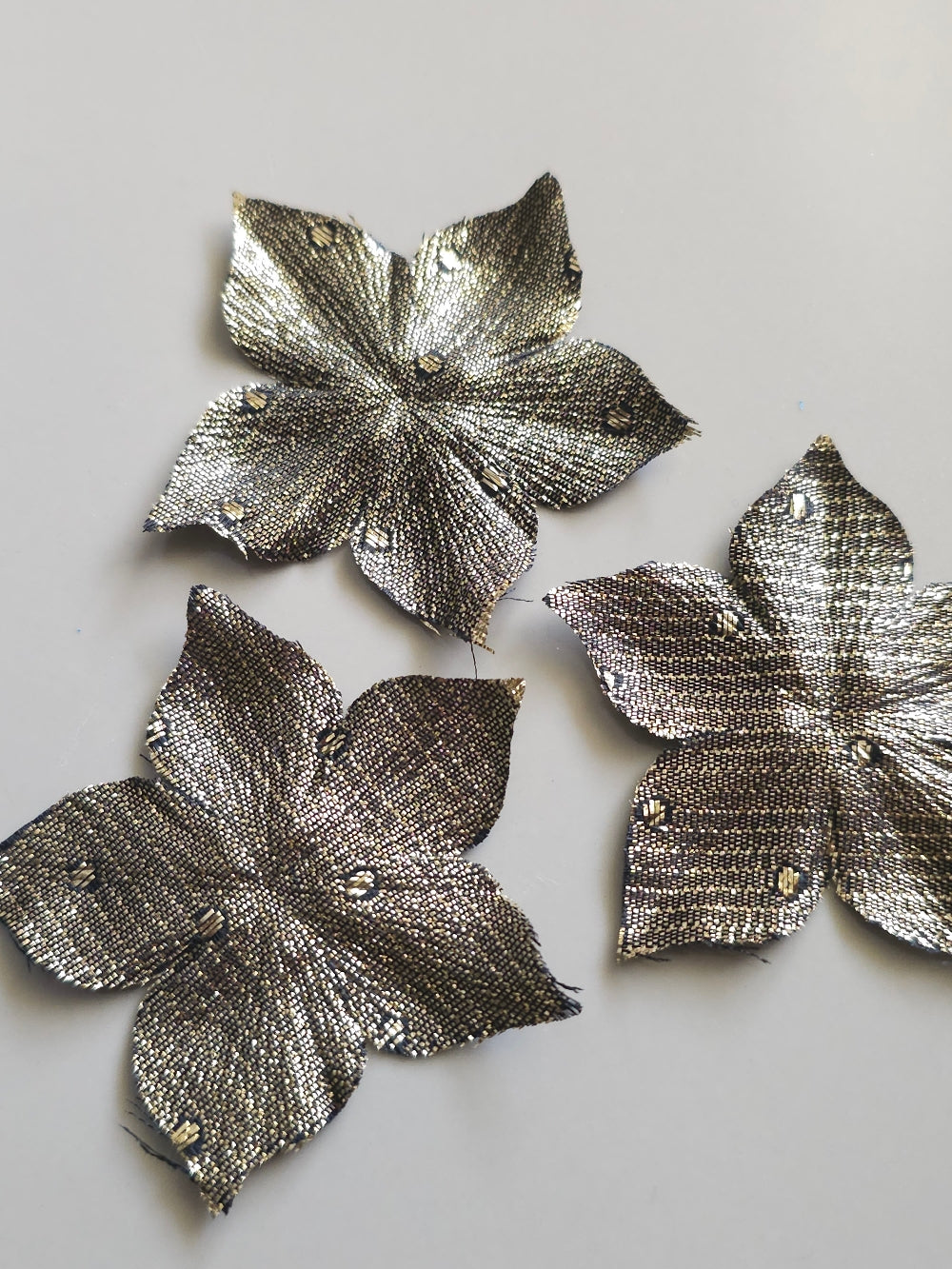 3 fleurs en satin de soie lamé or pour bijoux mariage, scrapbooking, carterie, couture