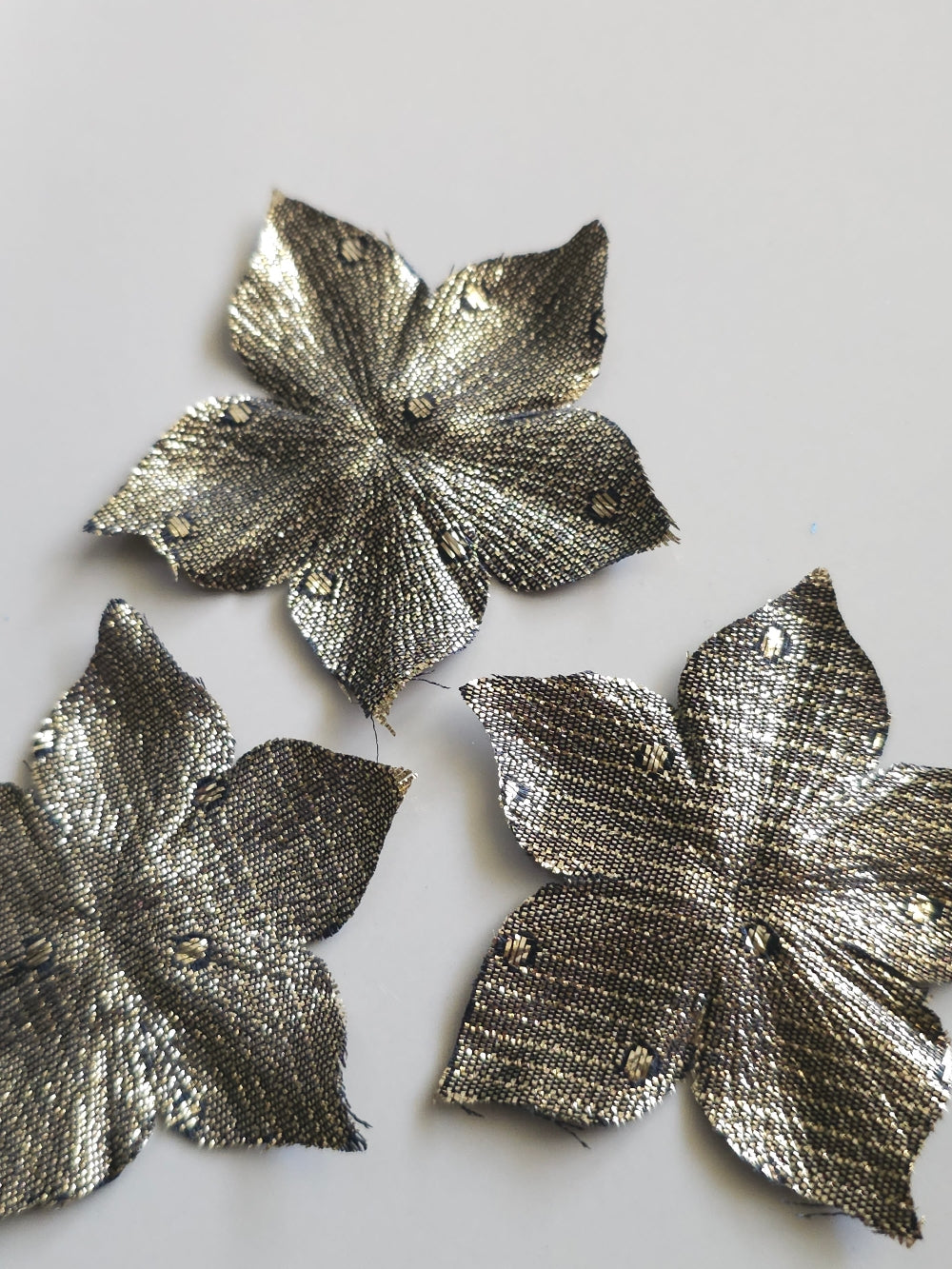 3 fleurs en satin de soie lamé or pour bijoux mariage, scrapbooking, carterie, couture