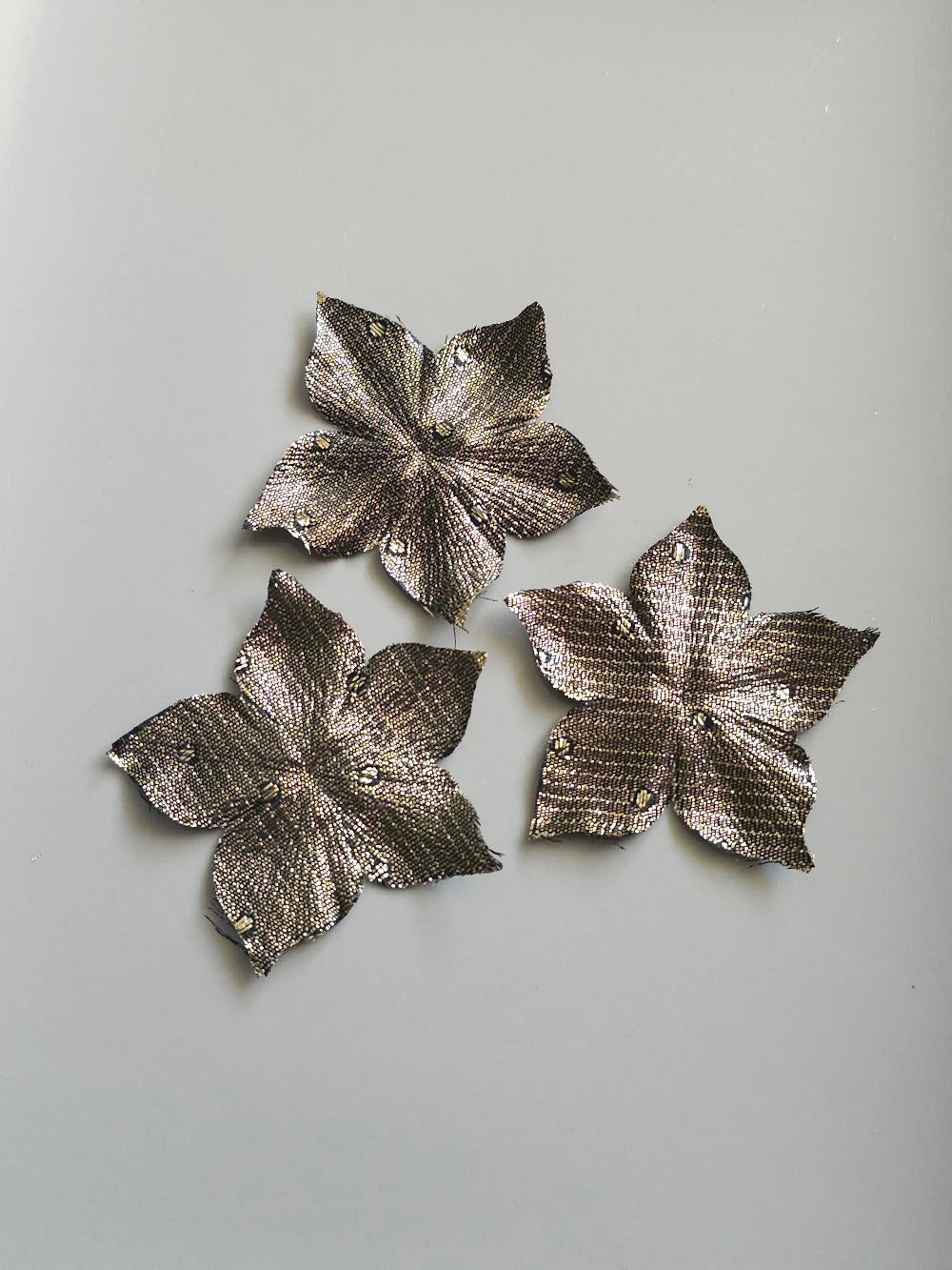 3 fleurs en satin de soie lamé or pour bijoux mariage, scrapbooking, carterie, couture