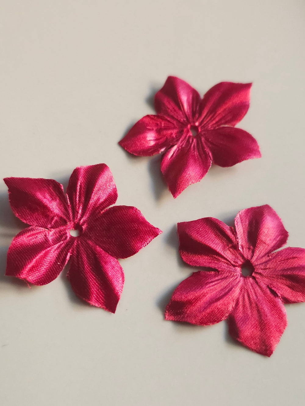 3 fleurs en satin de soie 3,5 cm lie de vin pour bijoux mariage, scrapbooking, carterie, couture