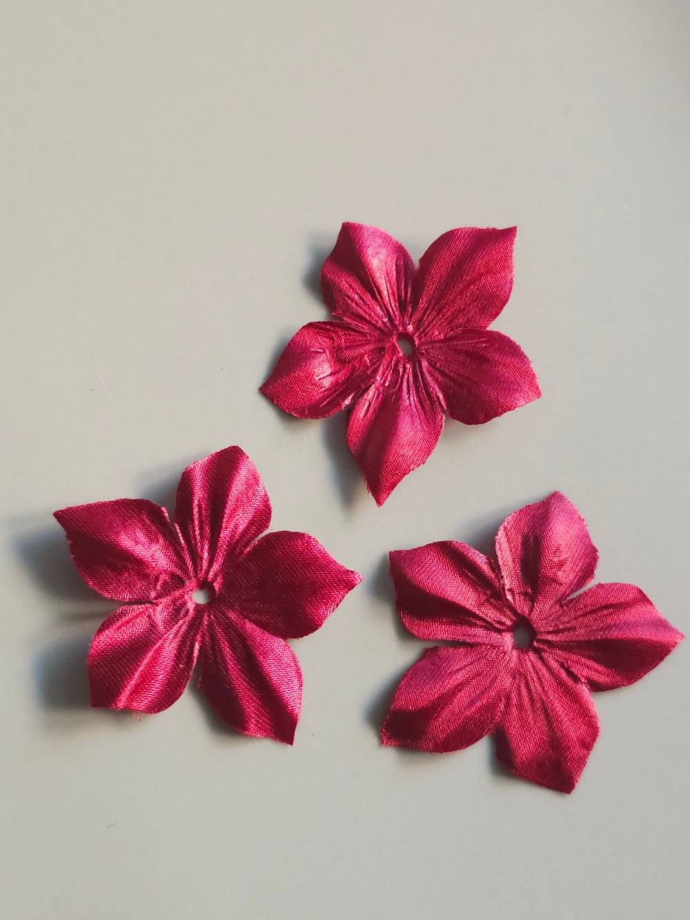 3 fleurs en satin de soie 3,5 cm lie de vin pour bijoux mariage, scrapbooking, carterie, couture