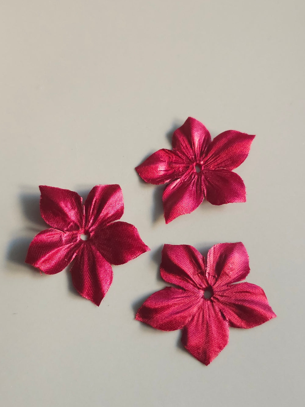 3 fleurs en satin de soie 3,5 cm lie de vin pour bijoux mariage, scrapbooking, carterie, couture