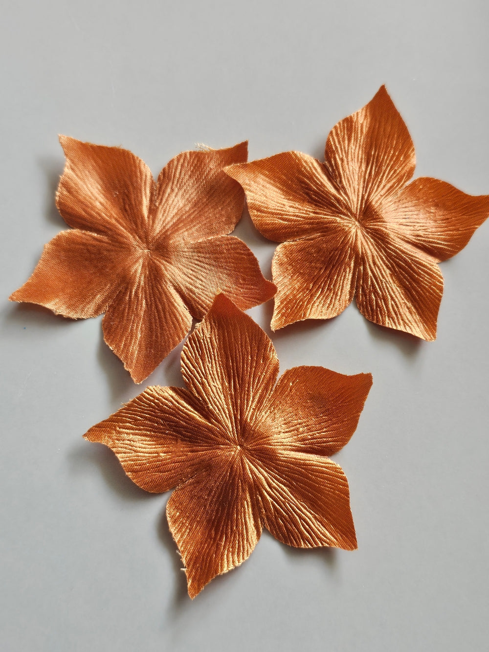 3 fleurs en satin de soie mordoré pour bijoux mariage, scrapbooking, carterie, couture