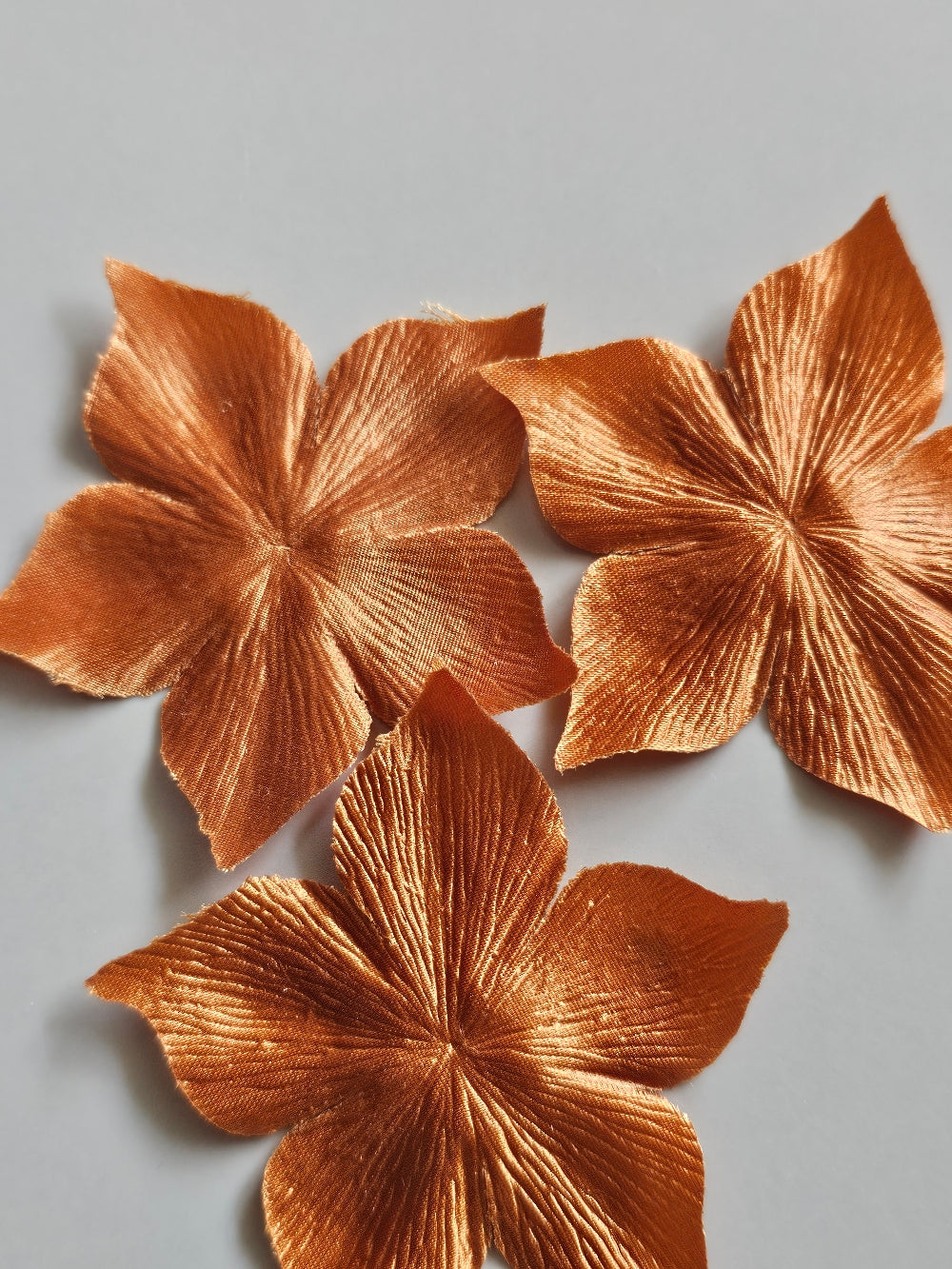 3 fleurs en satin de soie mordoré pour bijoux mariage, scrapbooking, carterie, couture