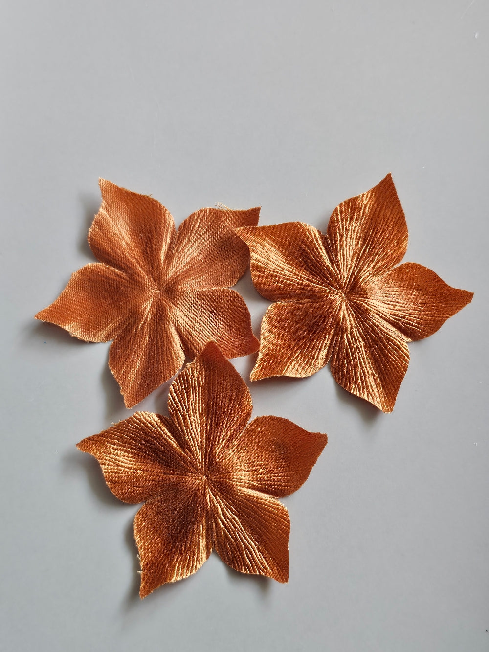 3 fleurs en satin de soie mordoré pour bijoux mariage, scrapbooking, carterie, couture