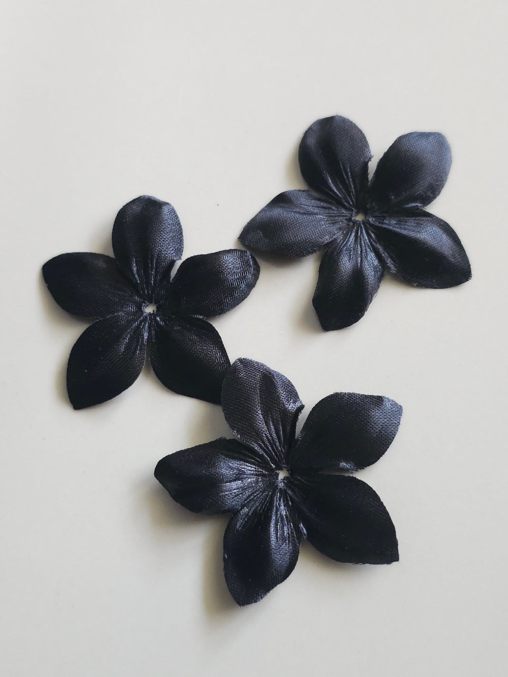 3 fleurs en satin de soie 4,3 cm noir pour bijoux mariage, scrapbooking, carterie, couture