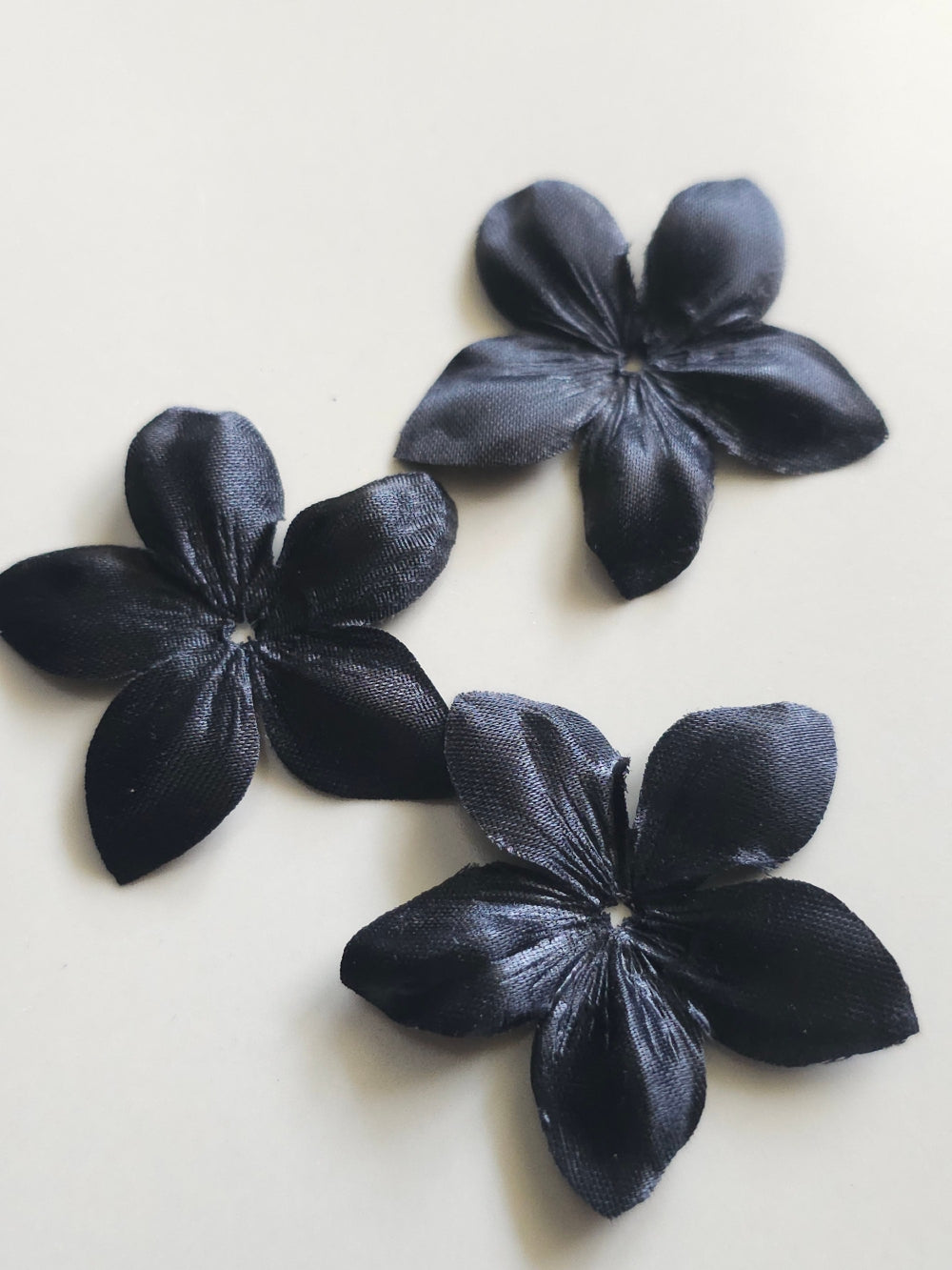 3 fleurs en satin de soie 4,3 cm noir pour bijoux mariage, scrapbooking, carterie, couture