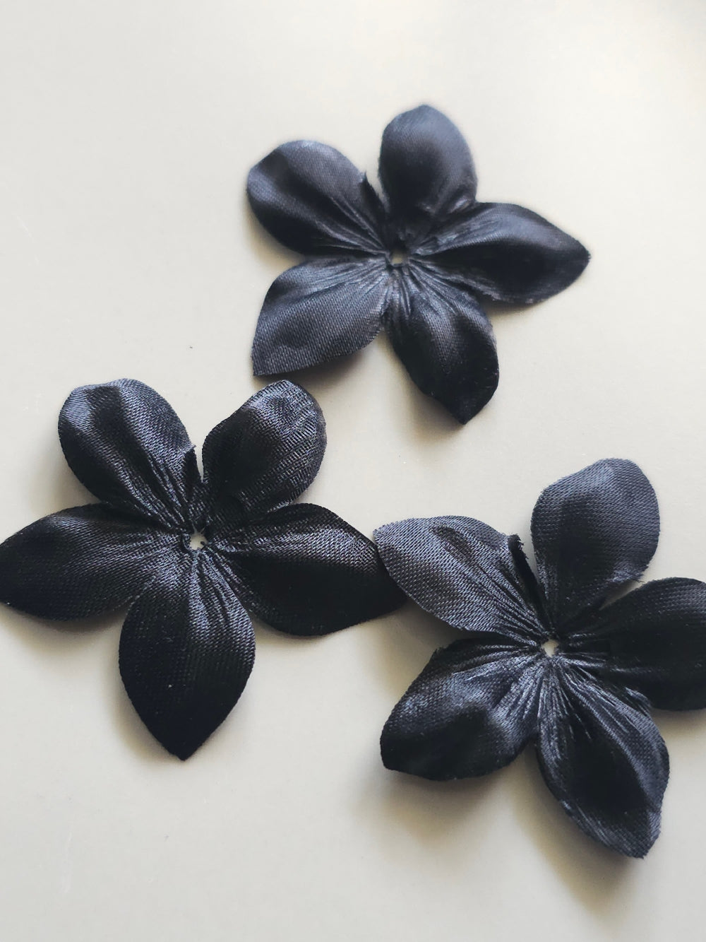 3 fleurs en satin de soie 4,3 cm noir pour bijoux mariage, scrapbooking, carterie, couture