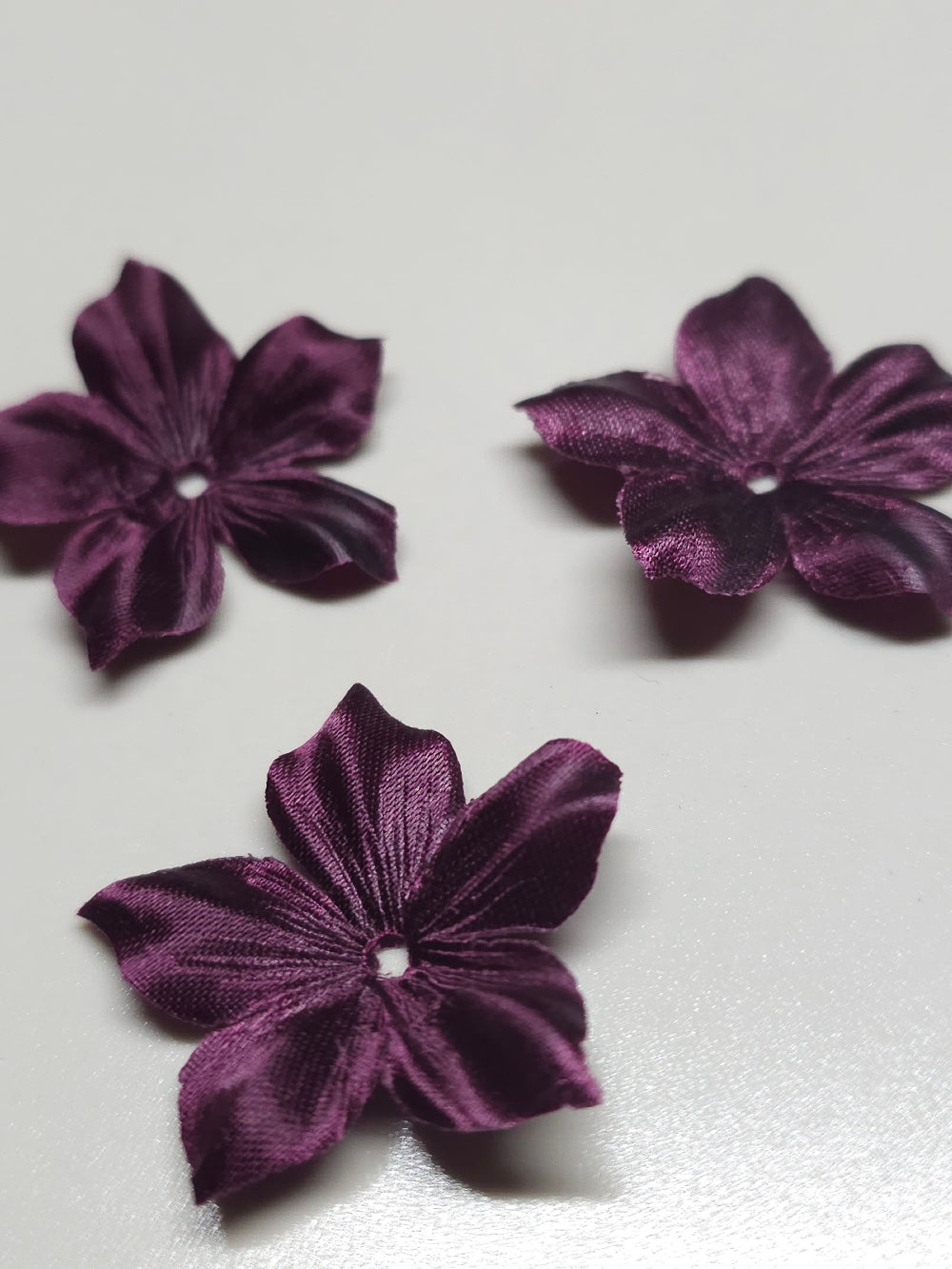 3 fleurs en satin de soie 3,5 cm prune pour bijoux mariage, scrapbooking, carterie, couture