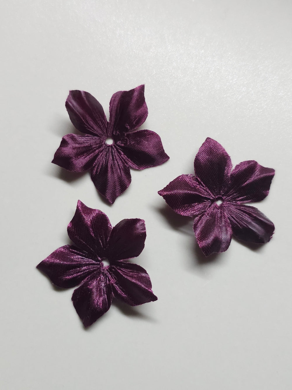 3 fleurs en satin de soie 3,5 cm prune pour bijoux mariage, scrapbooking, carterie, couture