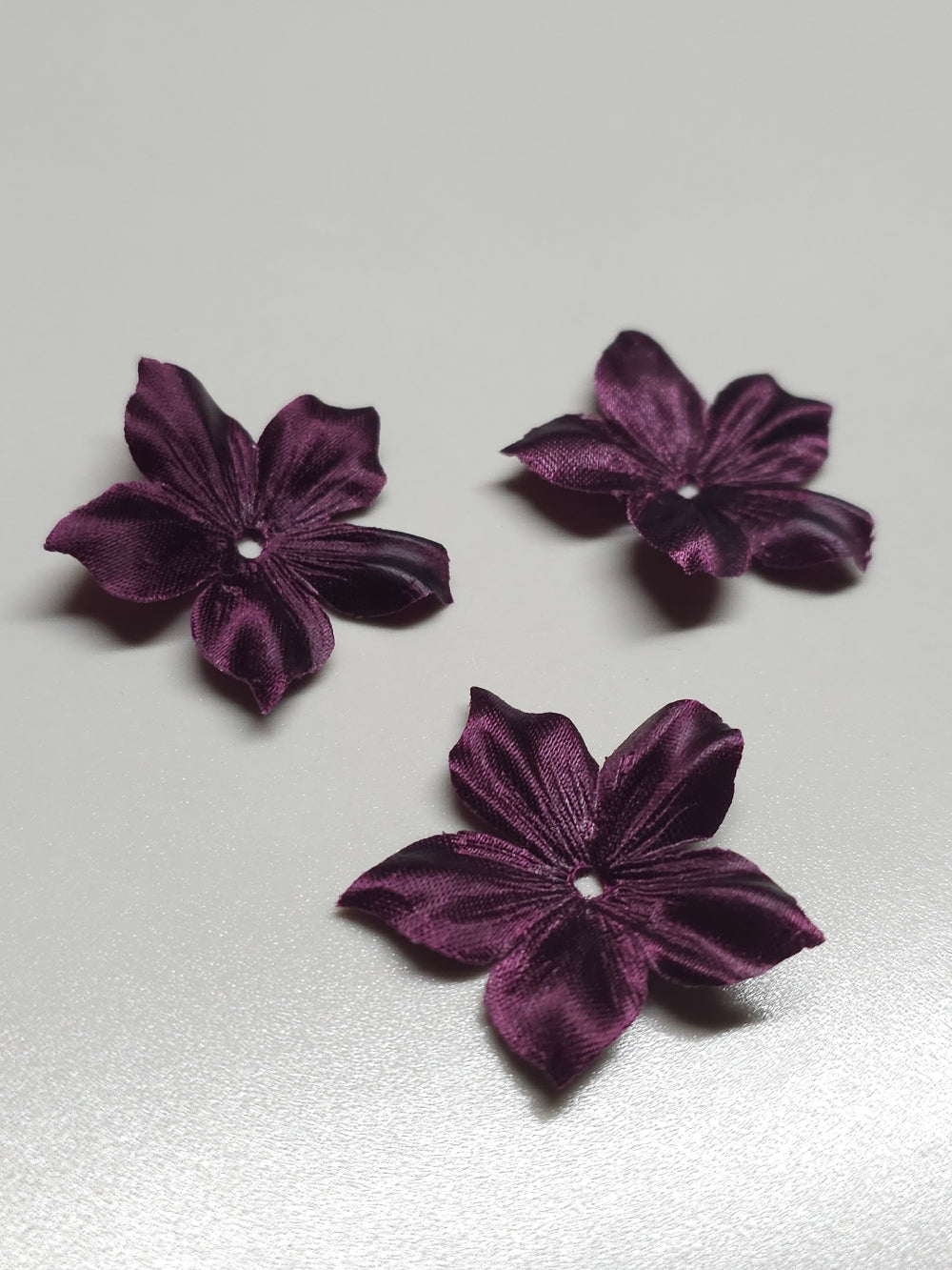 3 fleurs en satin de soie 3,5 cm prune pour bijoux mariage, scrapbooking, carterie, couture