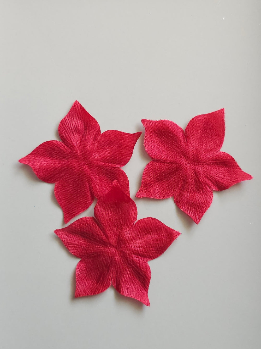 3 fleurs en satin de soie rouge pour bijoux mariage, scrapbooking, carterie, couture